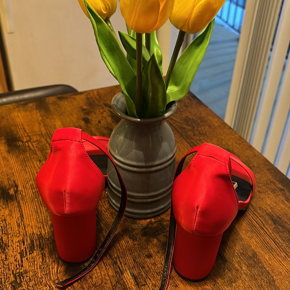 VAILA RED SATIN PUMPS SIZE 10 - Picture 3 of 4